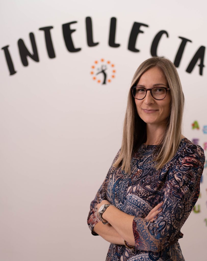 Žena sa naočarima i poslovnom odećom