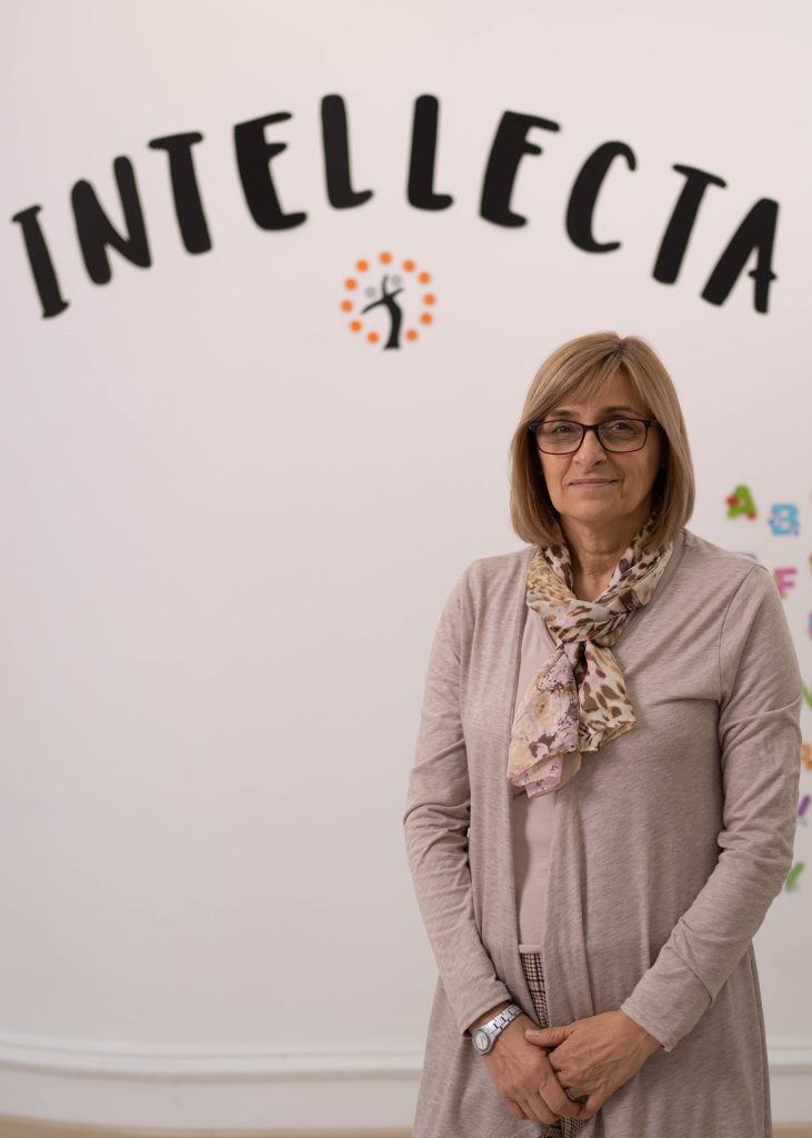 Žena ispred natpisa "INTELECTA".