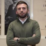 EngleskI za odrasle Mladic u zelenom džemperu
